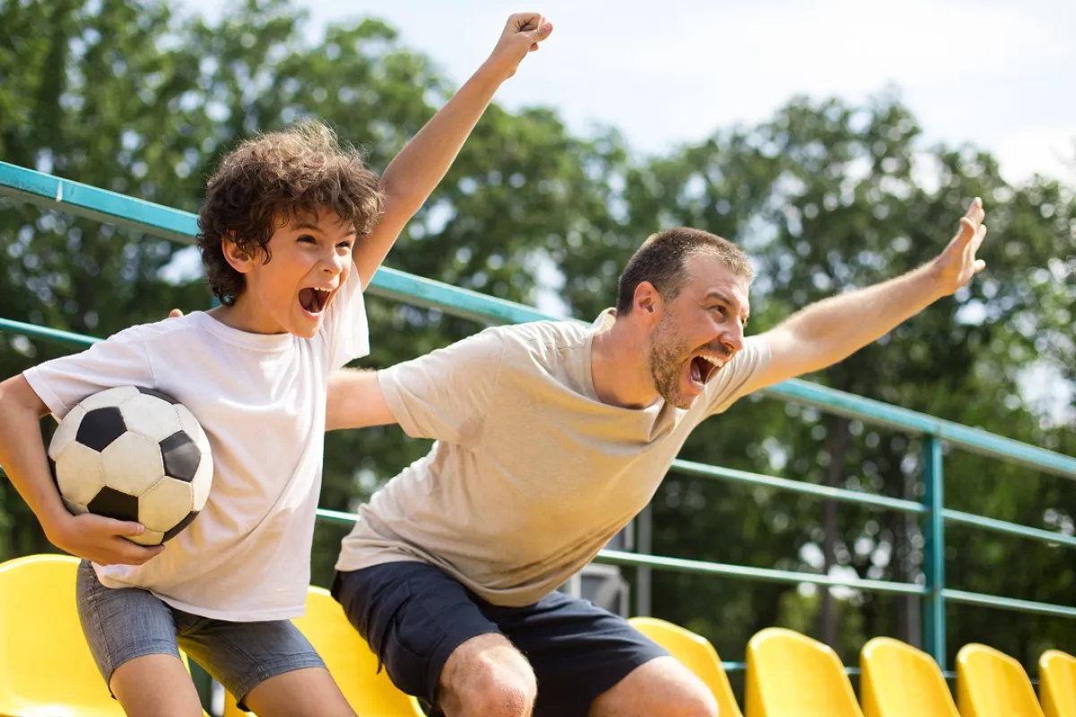 صورة لأب يشارك طفله اللعب