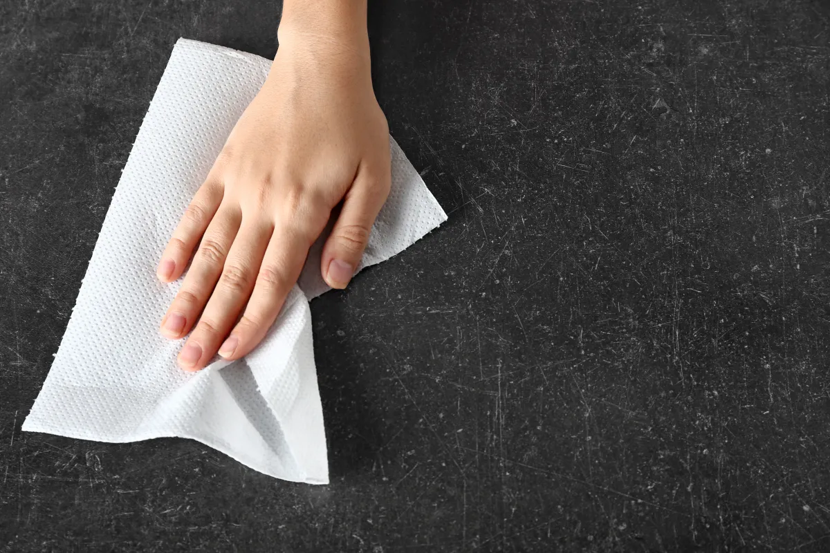 مسح الانسكابات والبقع من الأسطح باوساطة المناديل الورقية