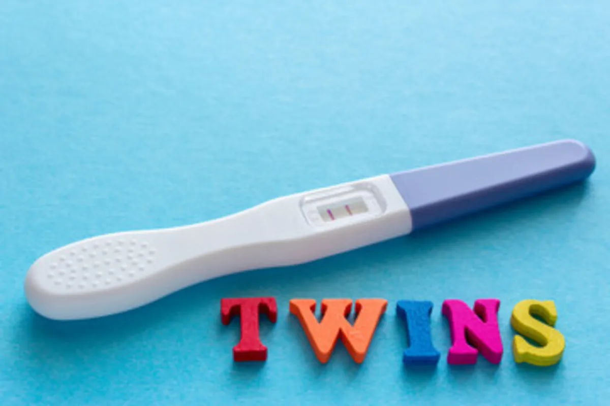 صورة تعبر عن فرحة الحمل بتوأمين