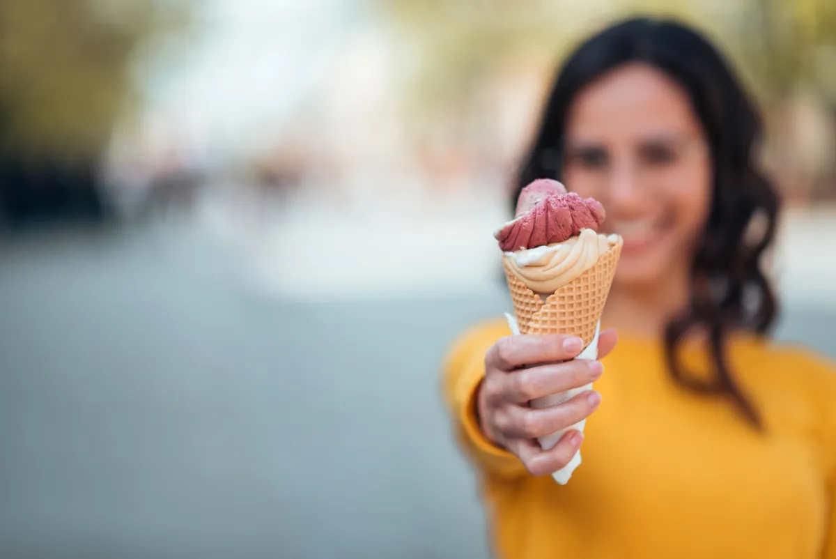 صورة امرأة تأكل الآيس كريم
