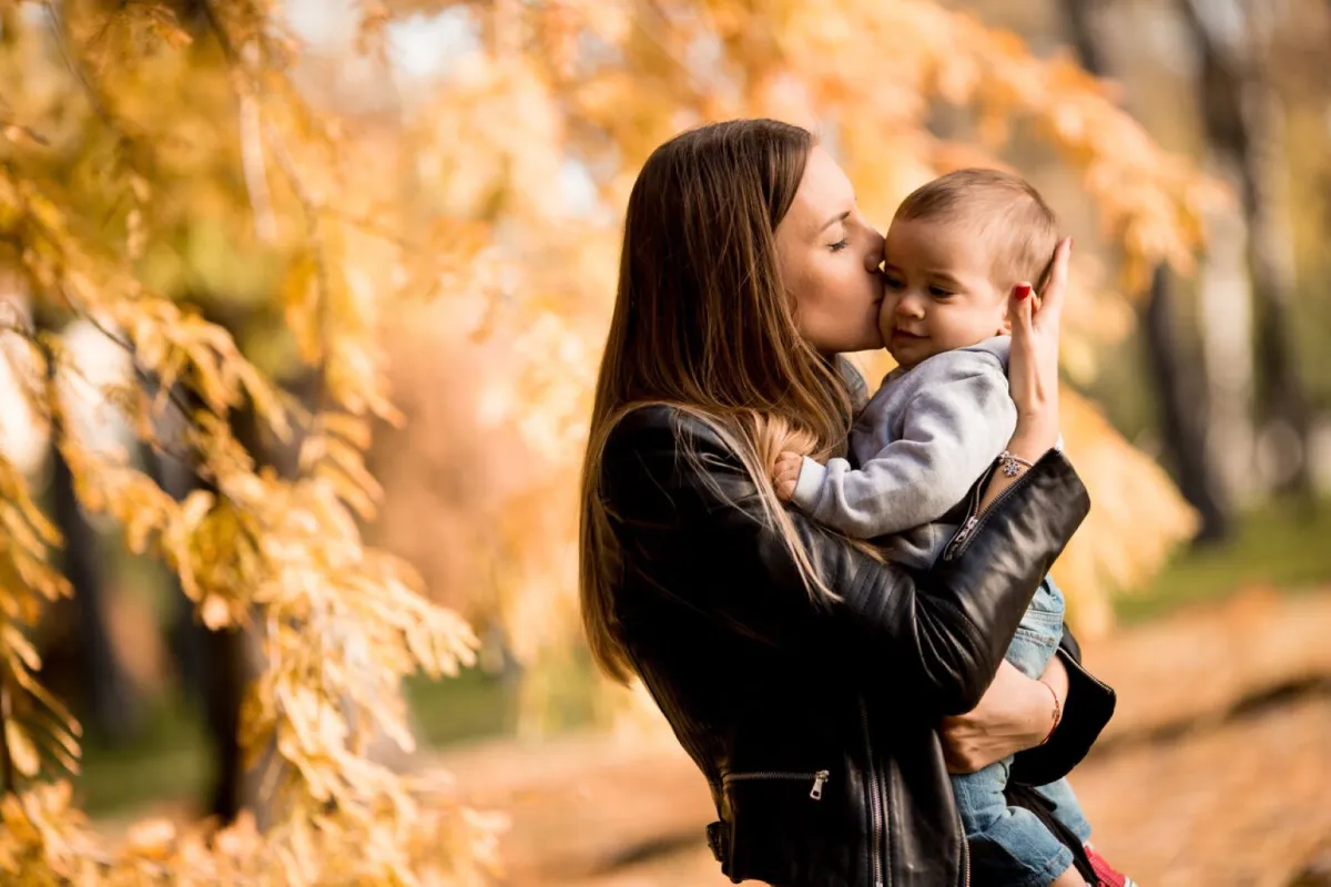 صورة أم تحمل طفلها