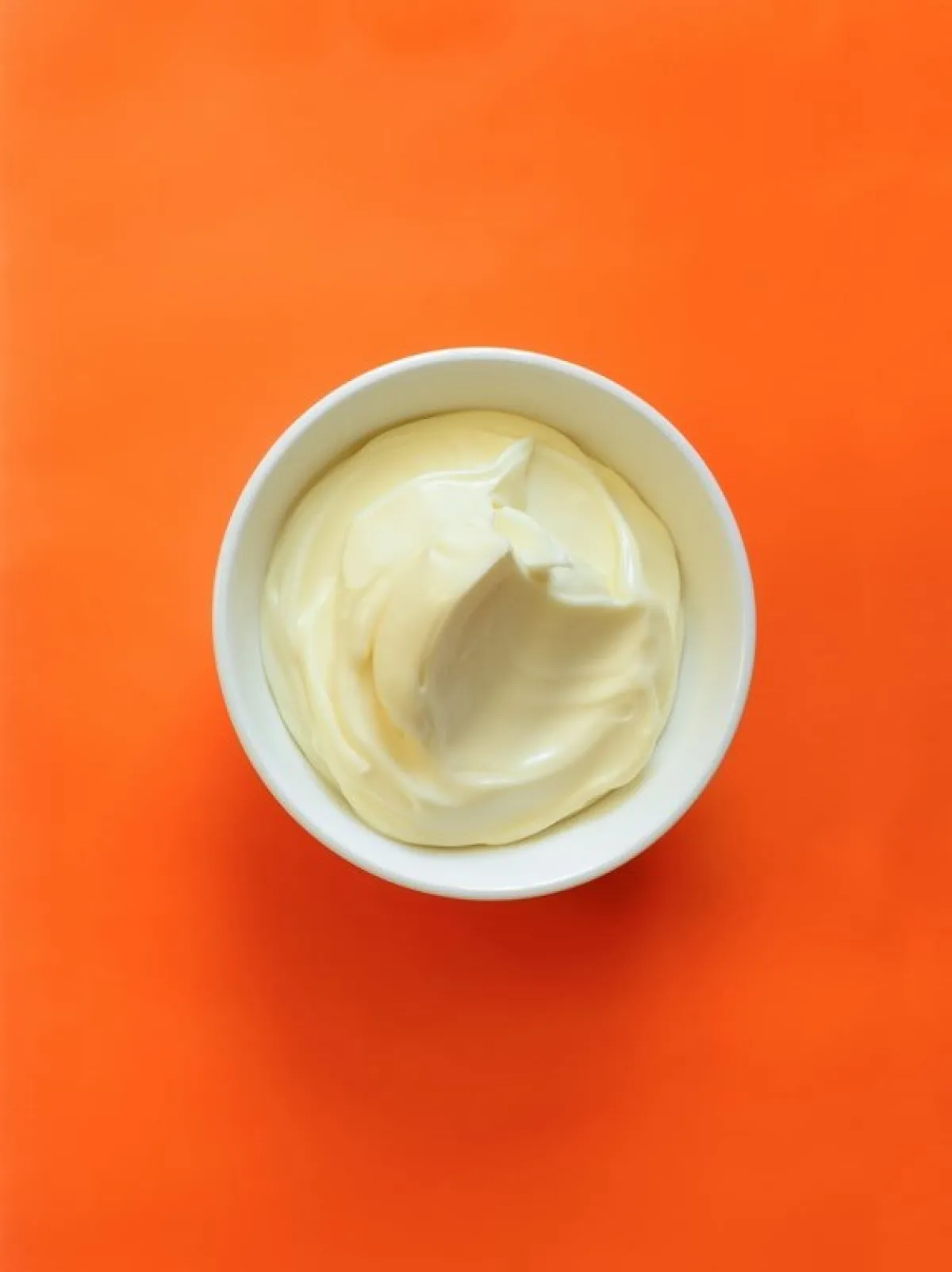 المايونيز لإزالة العلامات البيض من الطاولة الخشبية 