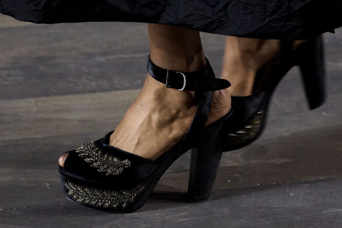 موديلات صنادل كعب باللون الأسود لصيف 2023 من كريستيان ديور Christian Dior