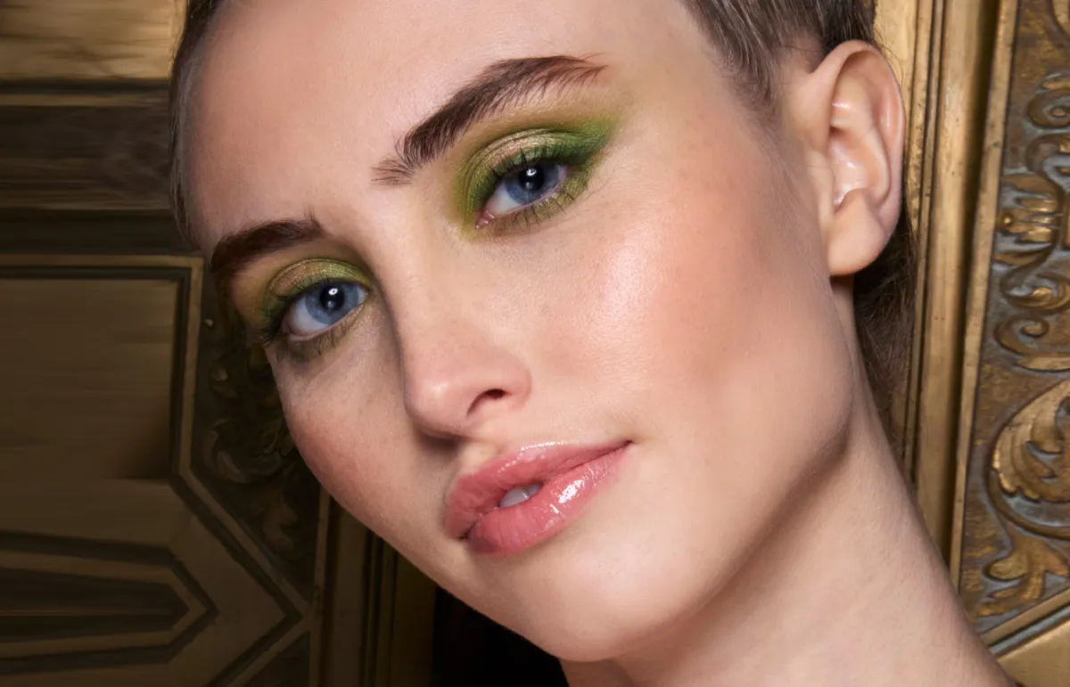 الأخضر لنظرة نضرة Green Eyeshadow