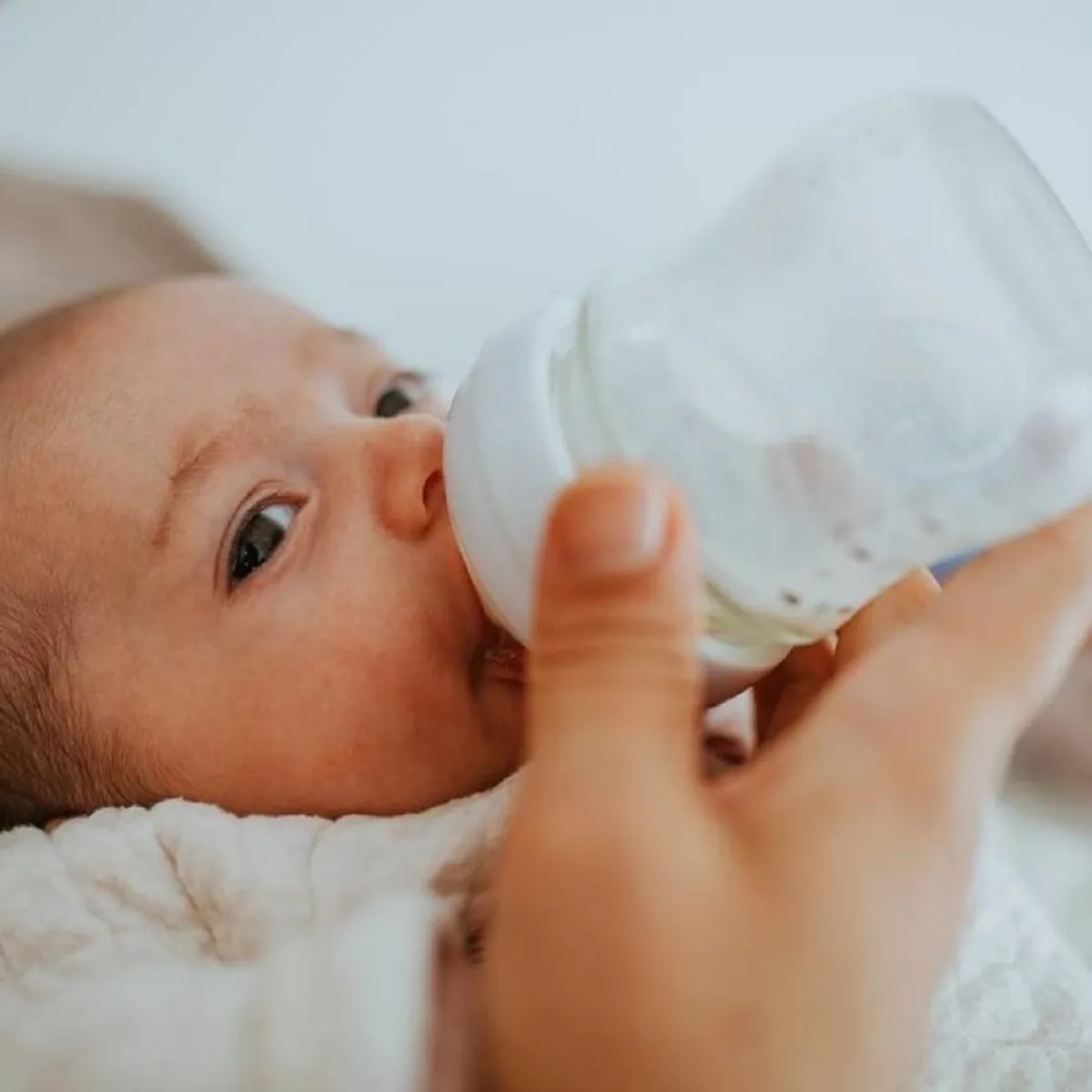 صورة لطفل يشرب اللبن الصناعي