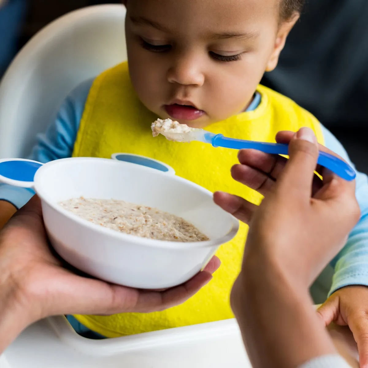 صورة لطفل يبدأ الفطام