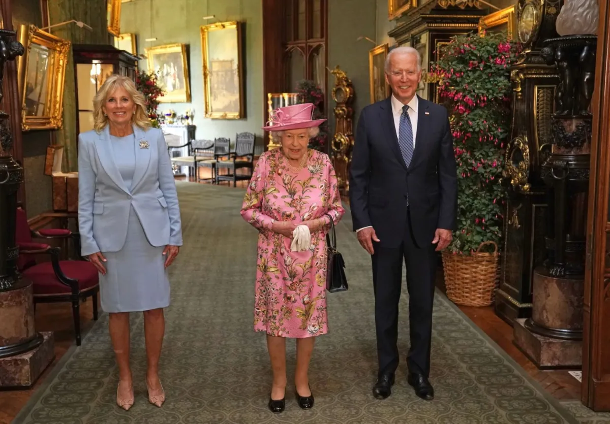 الملكة إليزابيث تتوسط الرئيس الأمريكي جو بايدن والسيدة الأولى جيل بايدن (President Joe Biden and Jill Biden with Queen Elizabeth). مصدر الصورة: Steve Parsons / POOL / AFP