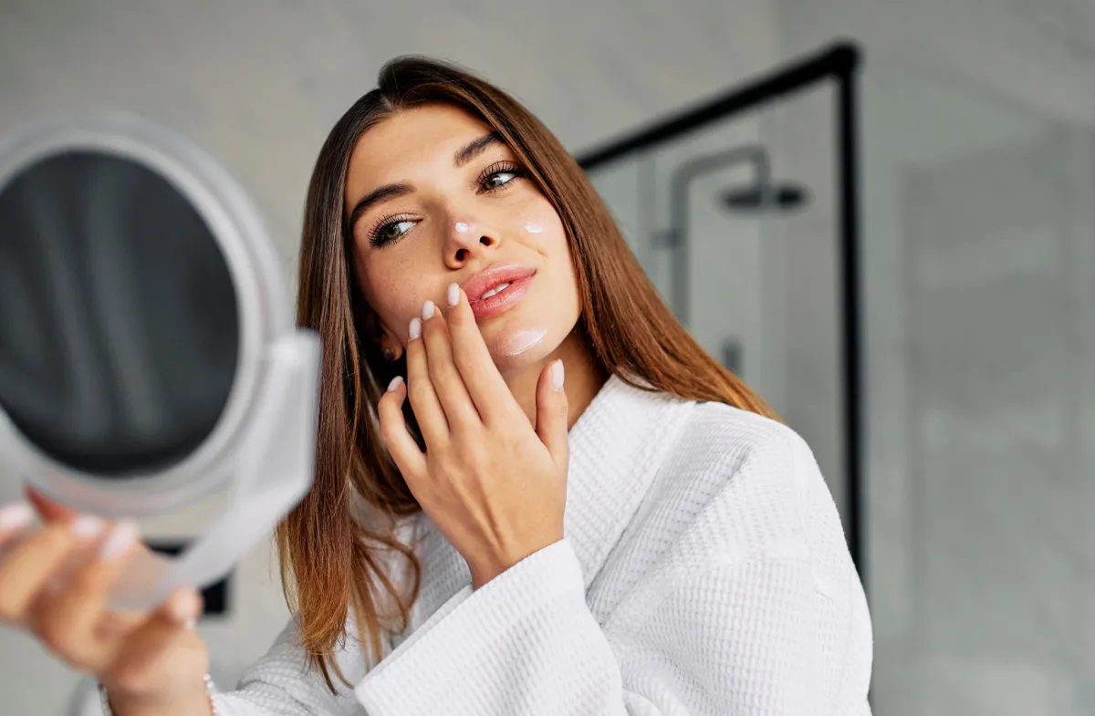 ضرورة العناية بالبشرة - الصورة من Freepik 