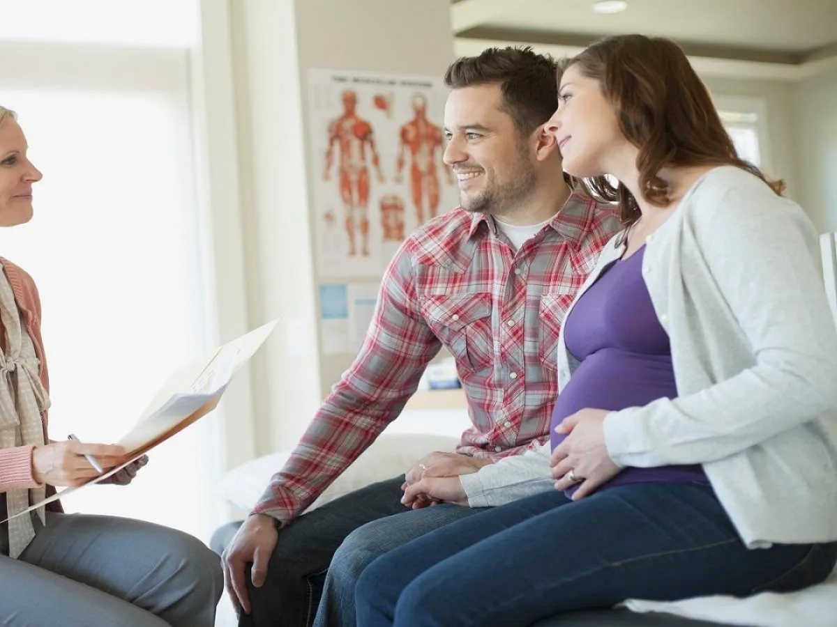 صورة تعبيرية عن تدعيم الزوج الأب للجنين