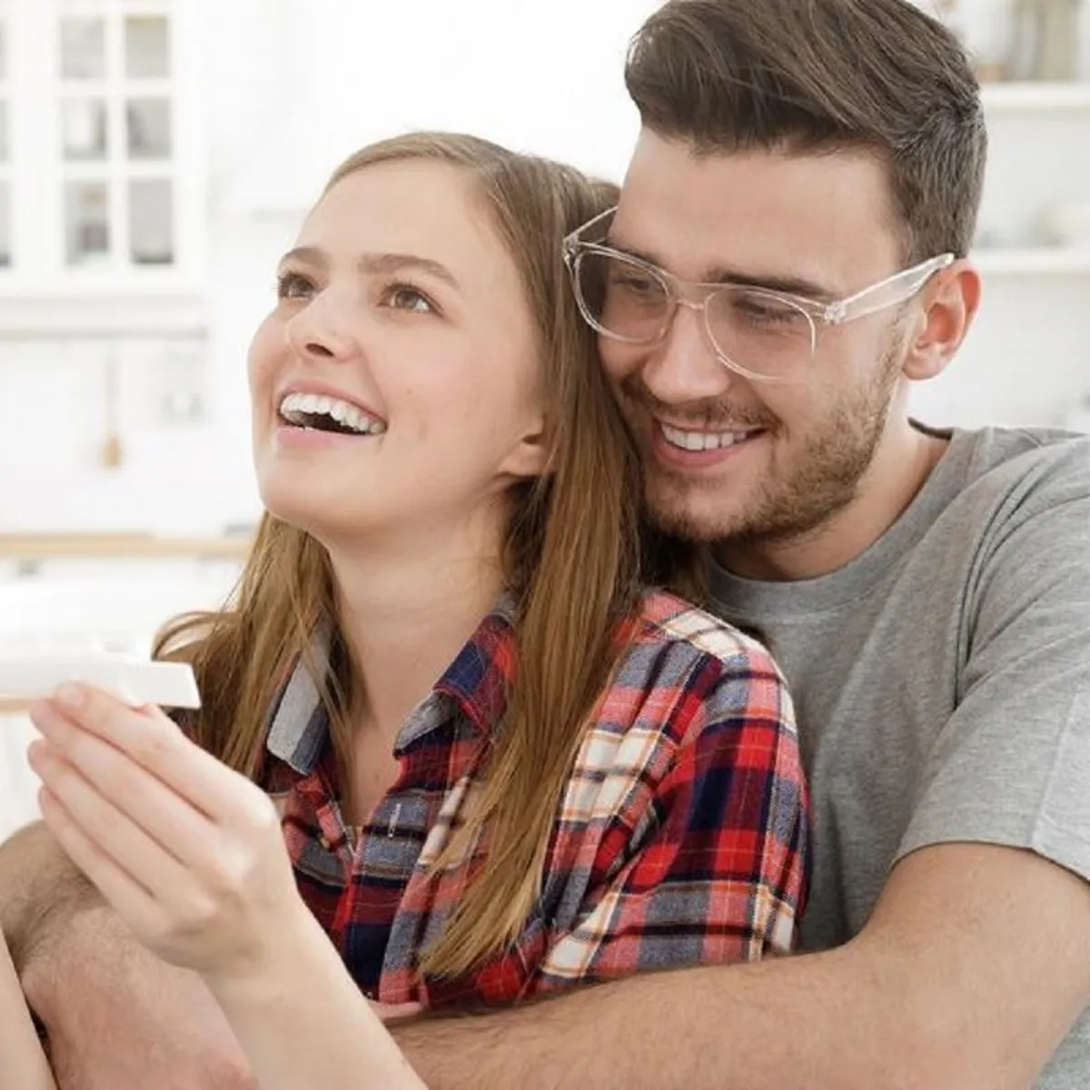 صورة لزوجين فرحين