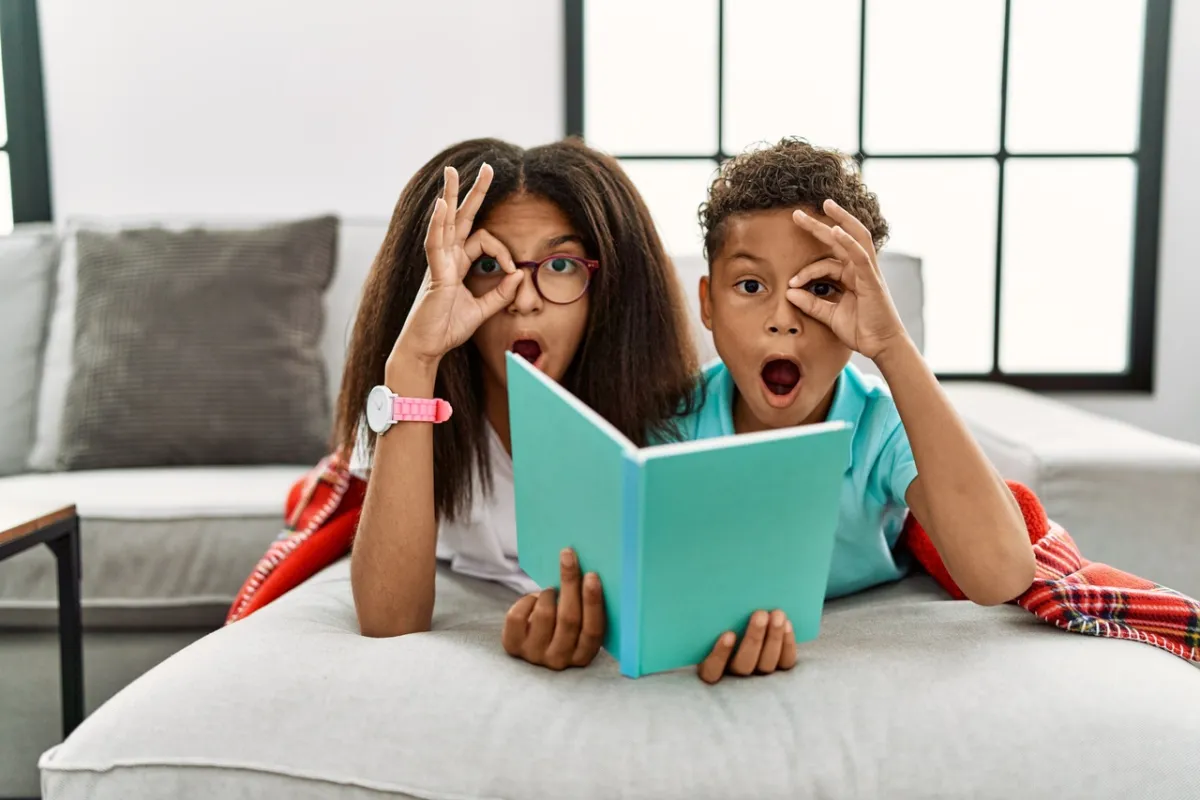 صورة طفلة تعلم شقيقها