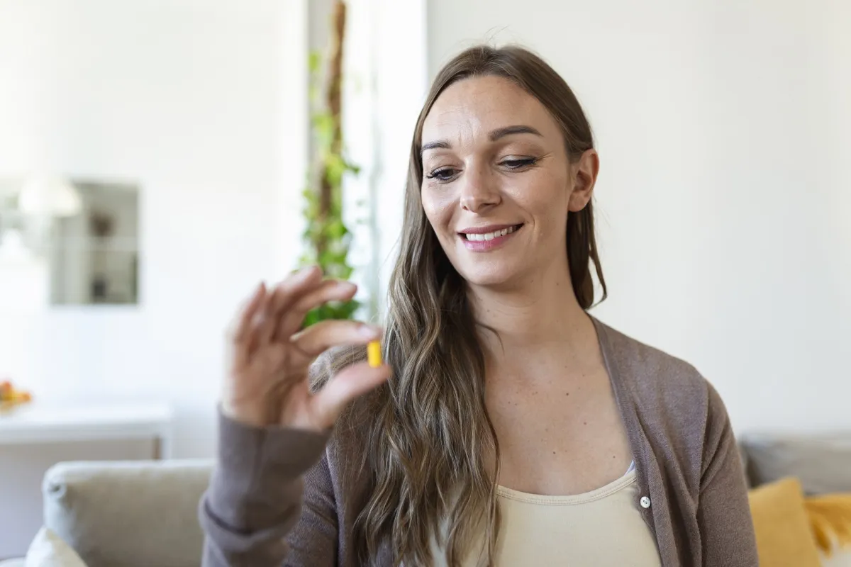 يعمل فيتامين سي كمضاد قوي للأكسدة مما يعزز صحة الخلايا والجلد ويؤخر الشيخوخة (المصدر: Freepik)