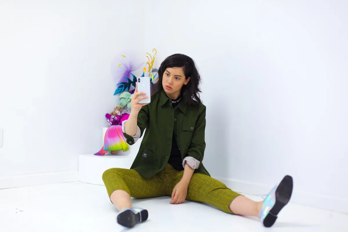 راقبي أبناءك جيداً وهم يقضون الوقت أمام الشاشات المضيئة (المصدر: Pexels )