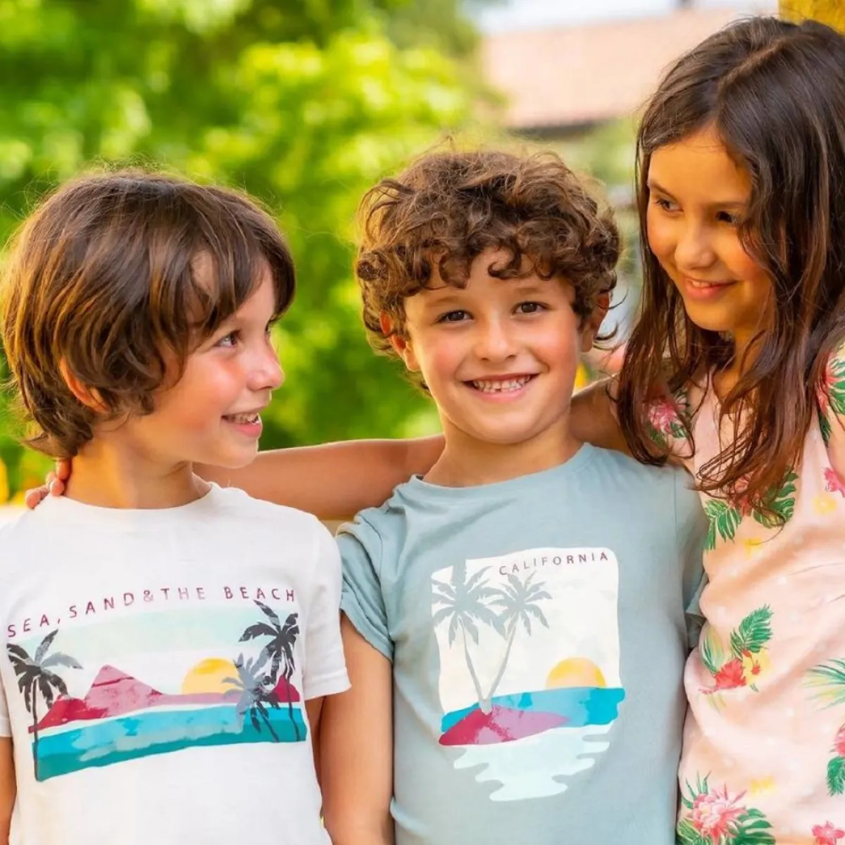 صورة لأخوة سعيدة متفاهمة