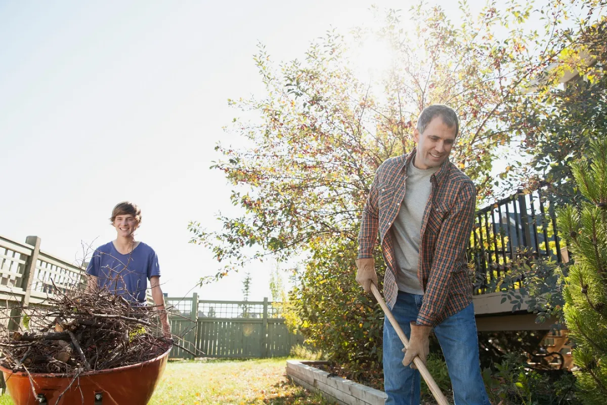 صورة لطفل يساعد والده