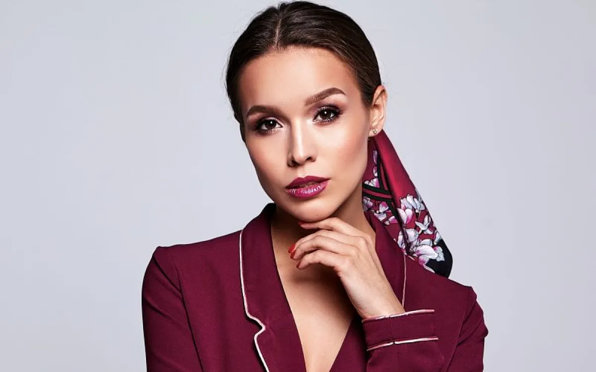 مكياج عيون لفستان عنابي