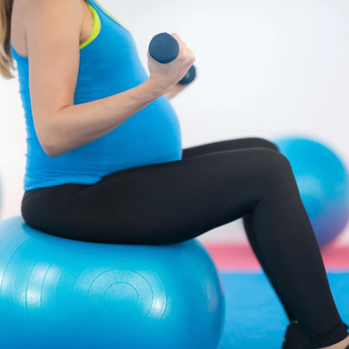 صوة لحامل تمارس الرياضة