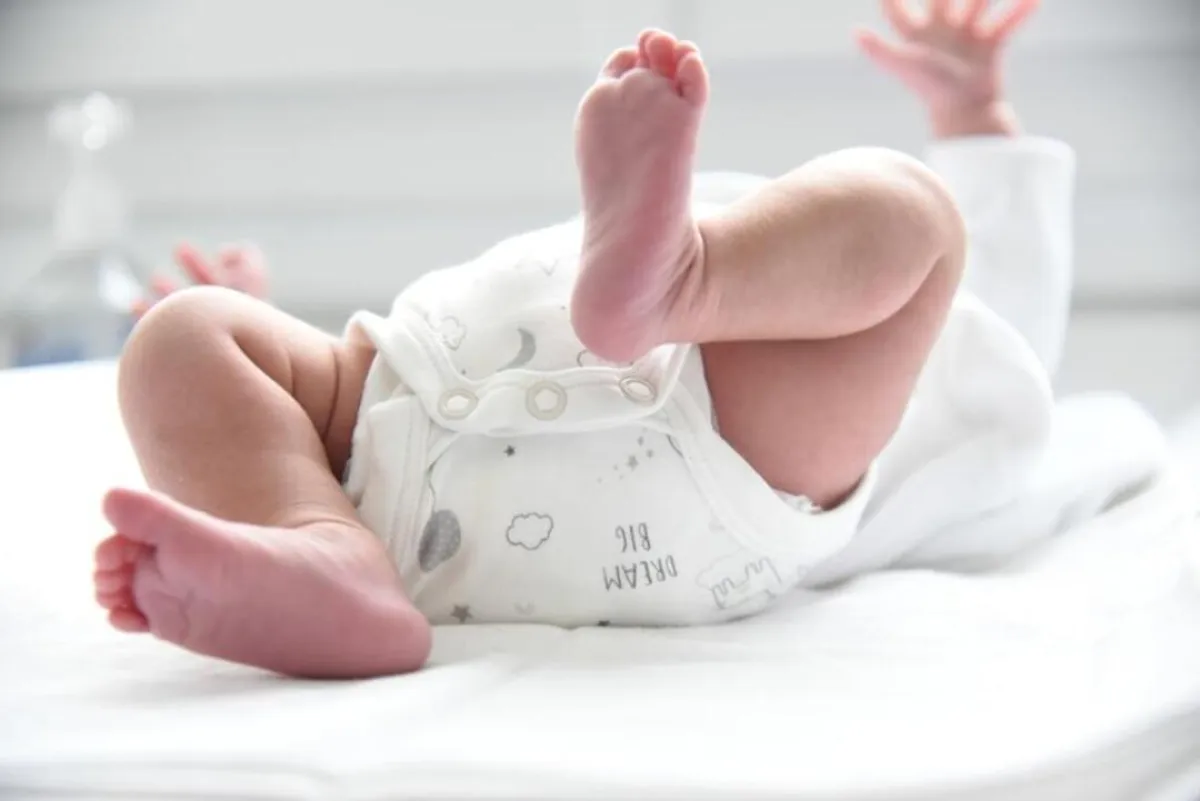 صورة لرضيع يرتدي الحفاض