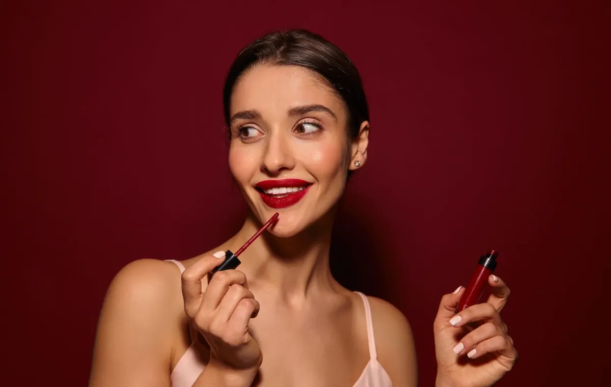 كيفية تثبيت أحمر الشفاه في الصيف 