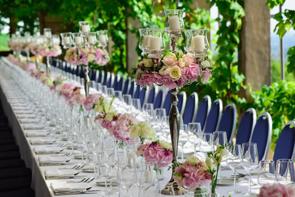 حفل الزفاف مُنعقد في مكان مفتوح