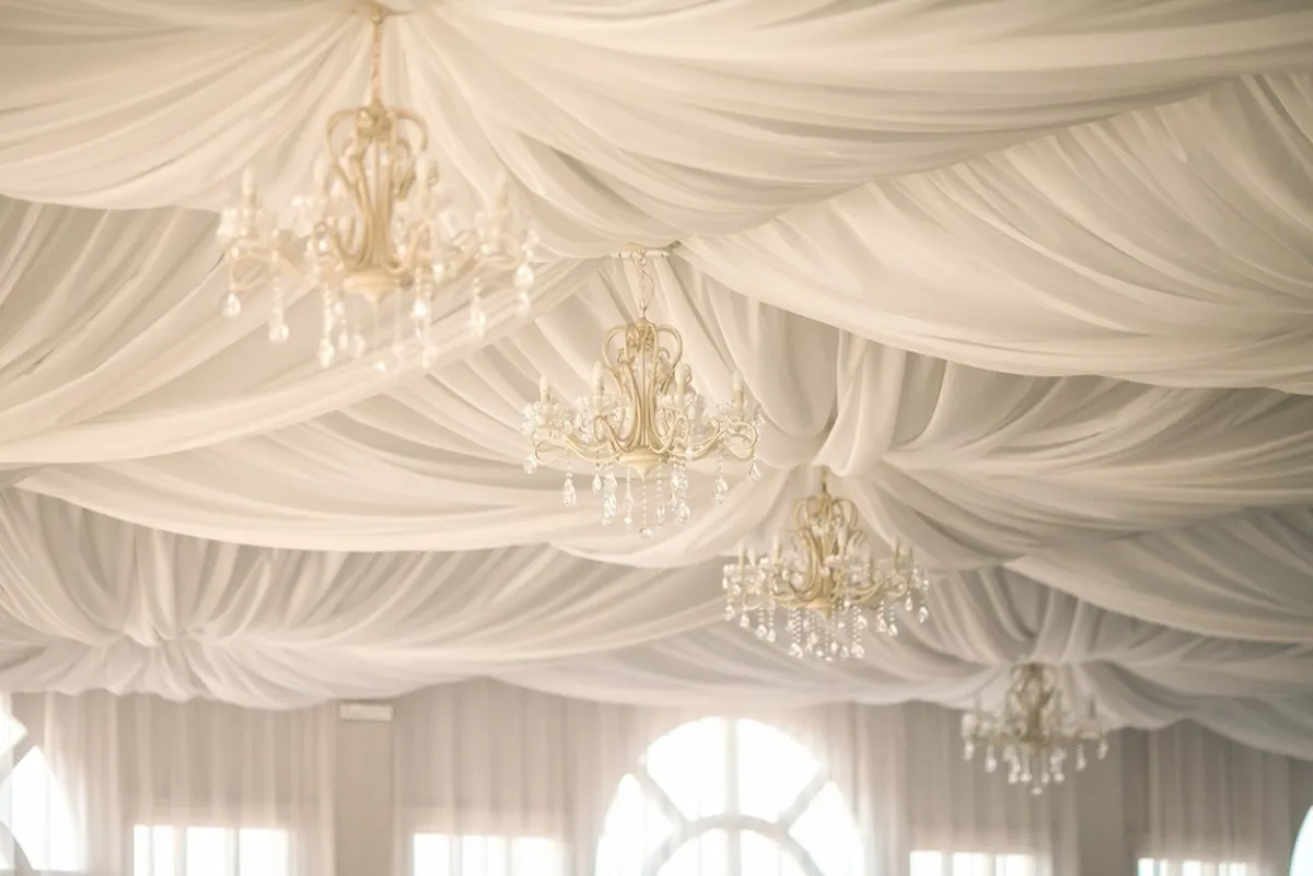 الثريات في ديكور حفل الزفاف 