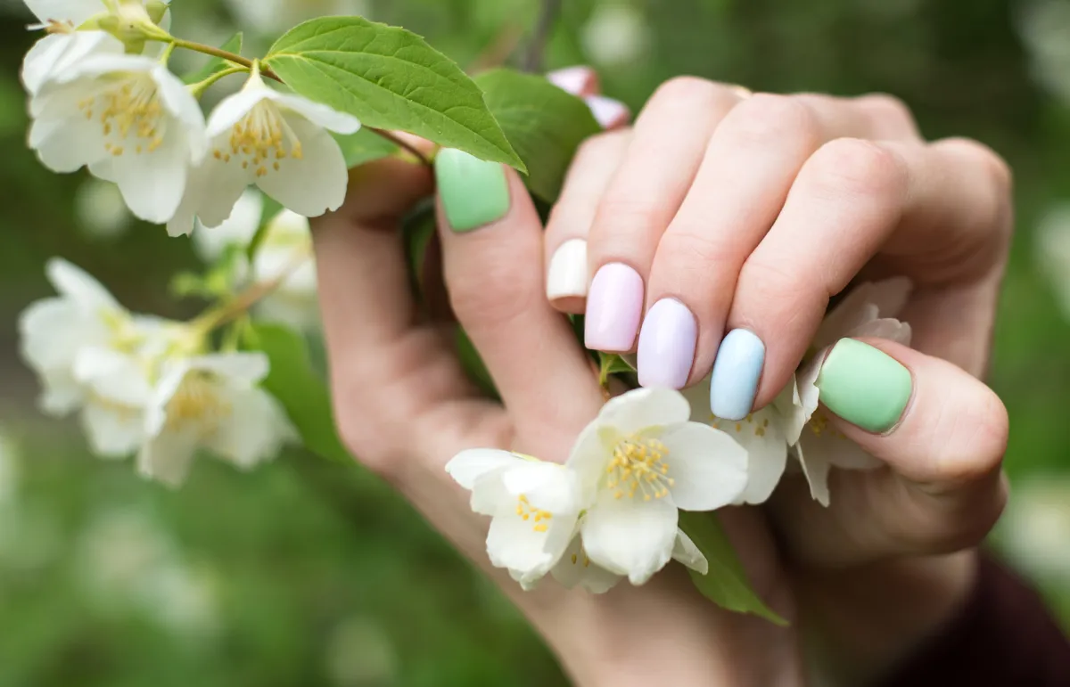 ألوان مناكير بتدرجات الباستيل لصيف 2023 