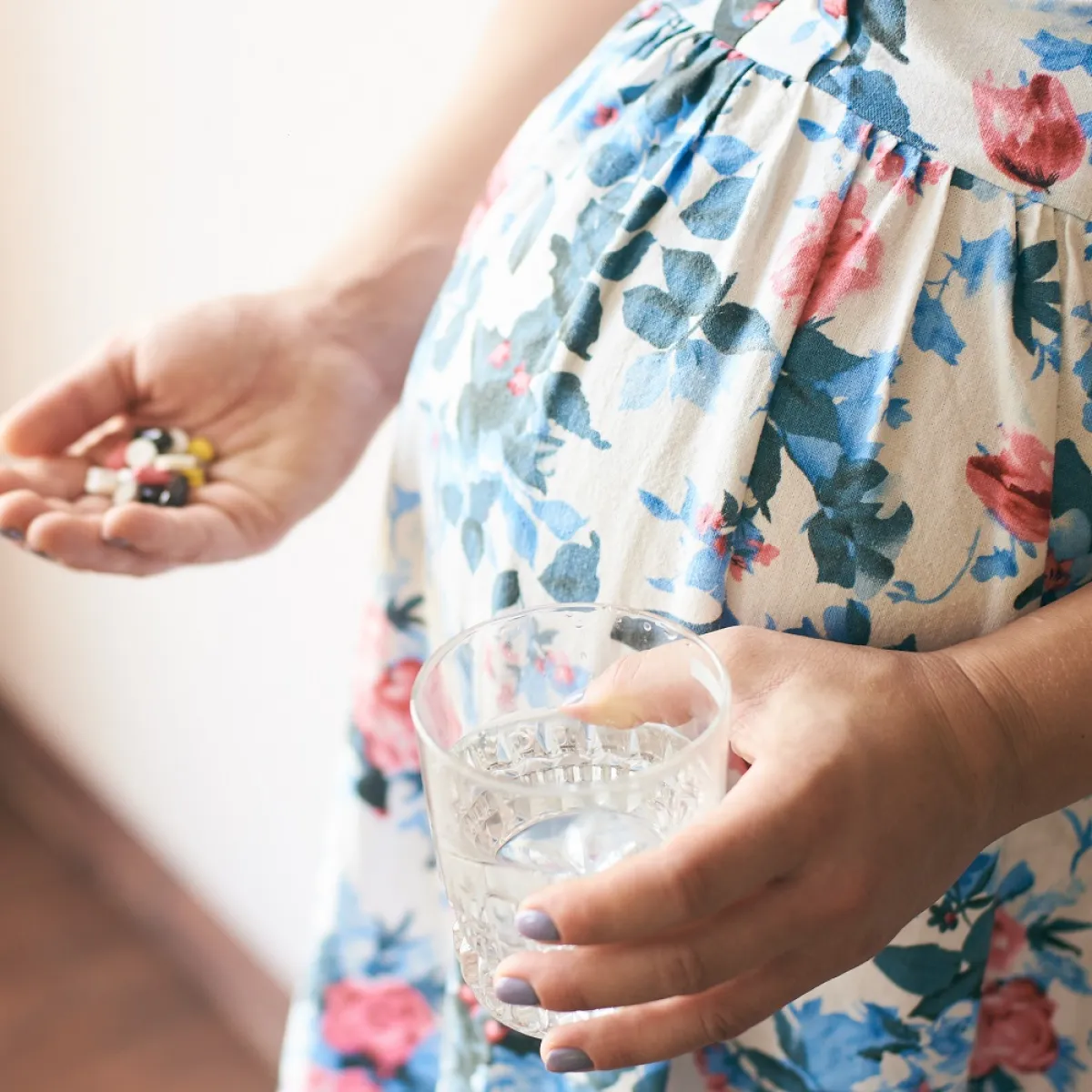 صورة لحامل تتناول المسكنات