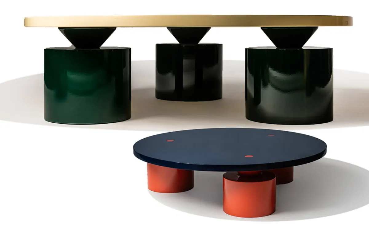 طاولتان من الخشب المطلي بالورنيش 