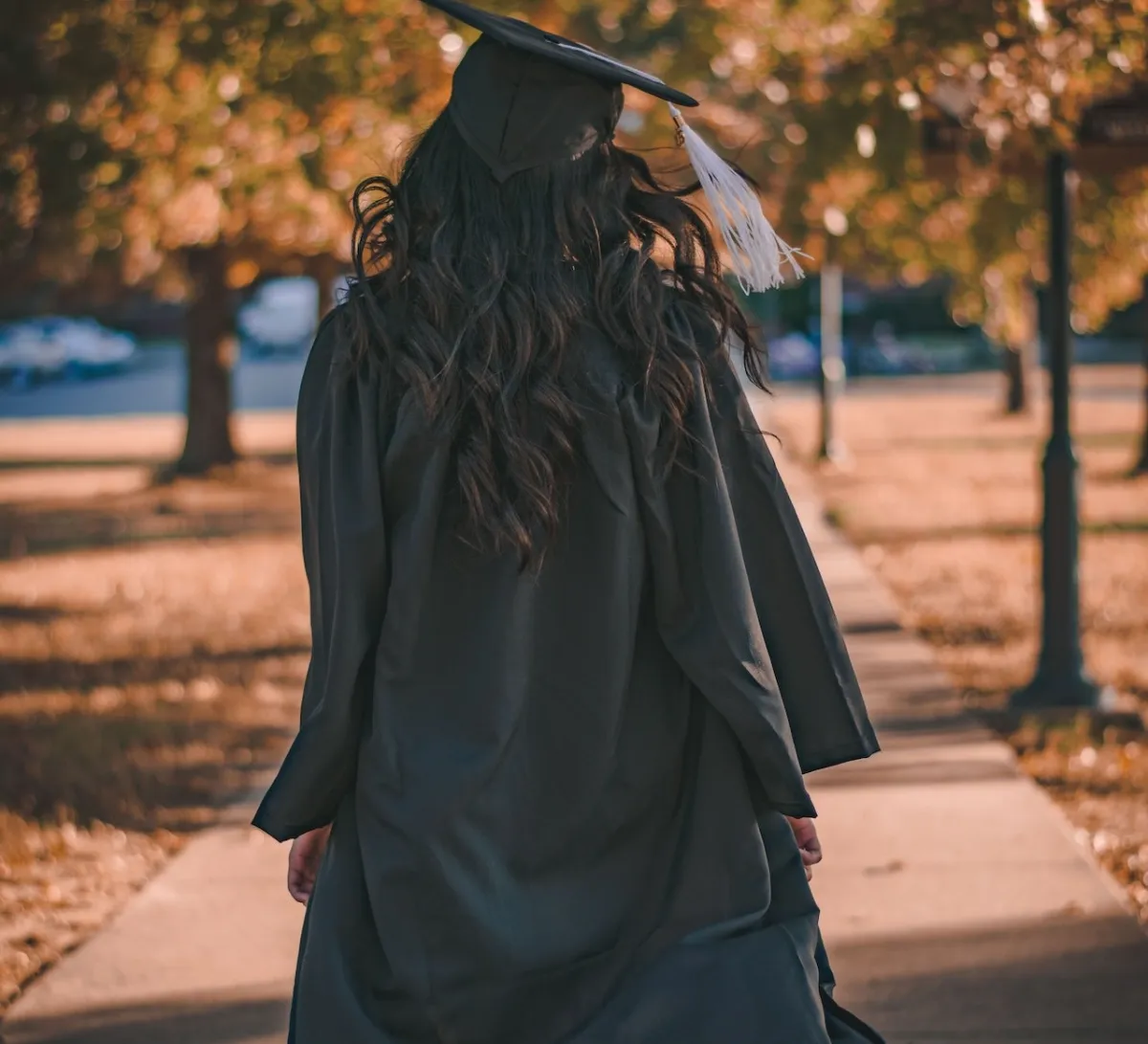 صورة لفتاة متفوقة