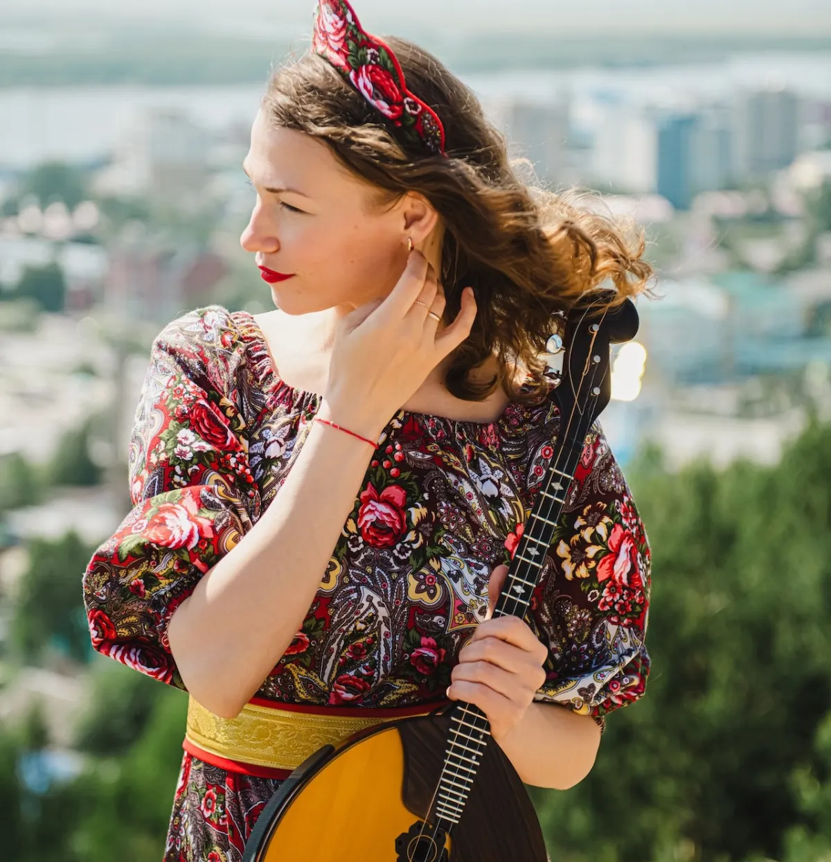 صورة لفتاة تحمل العود