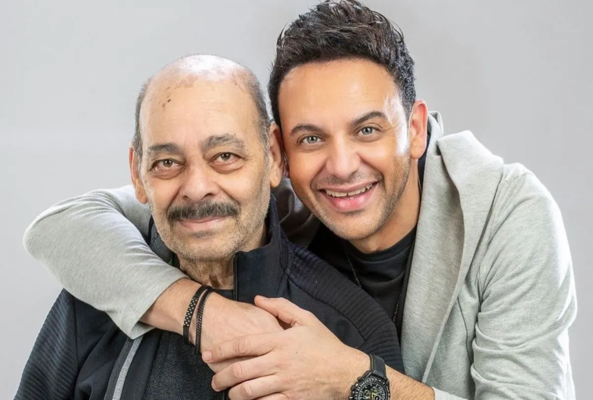 مصطفى قمر برفقة والده- الصورة من حساب مصطفى قمر على انستغرام