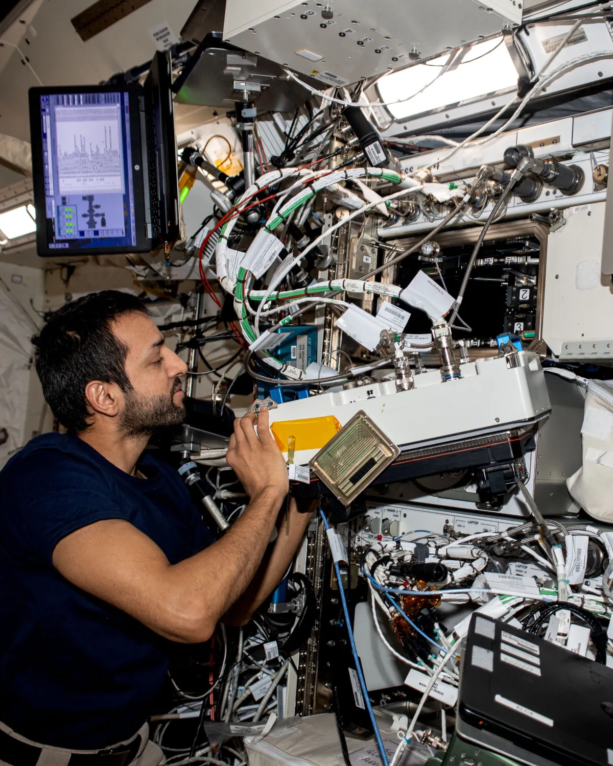 سلطان النيادي يشارك في التجربة على متن محطة الفضاء الدولية. الصورة من الحساب الرسمي للنيادي على تويتر
