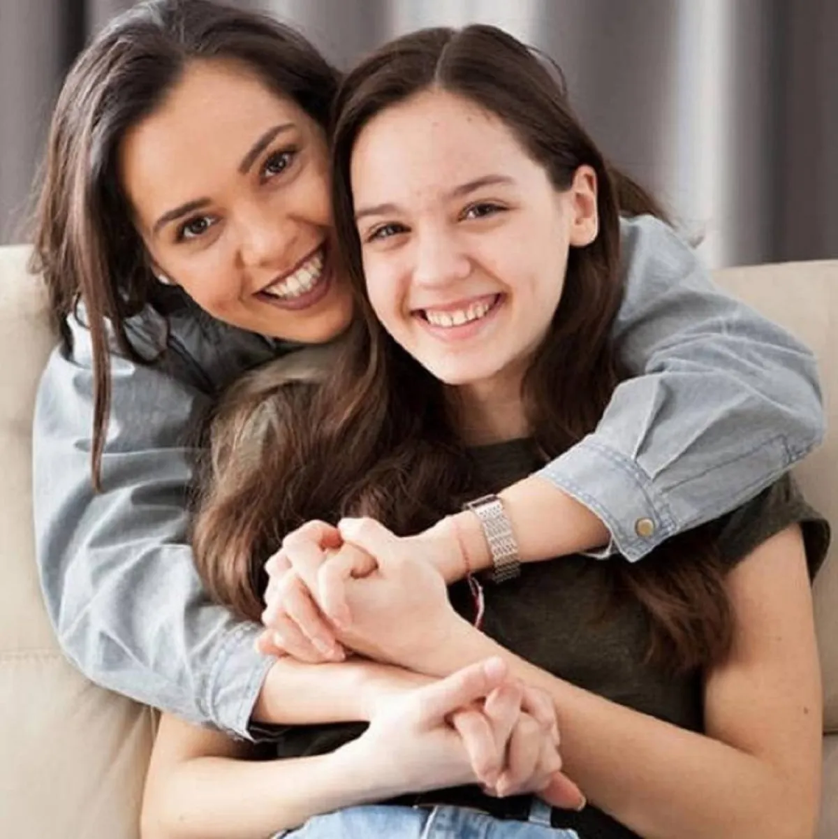 صورة لأم تحتضن وتحتوي طفلتها