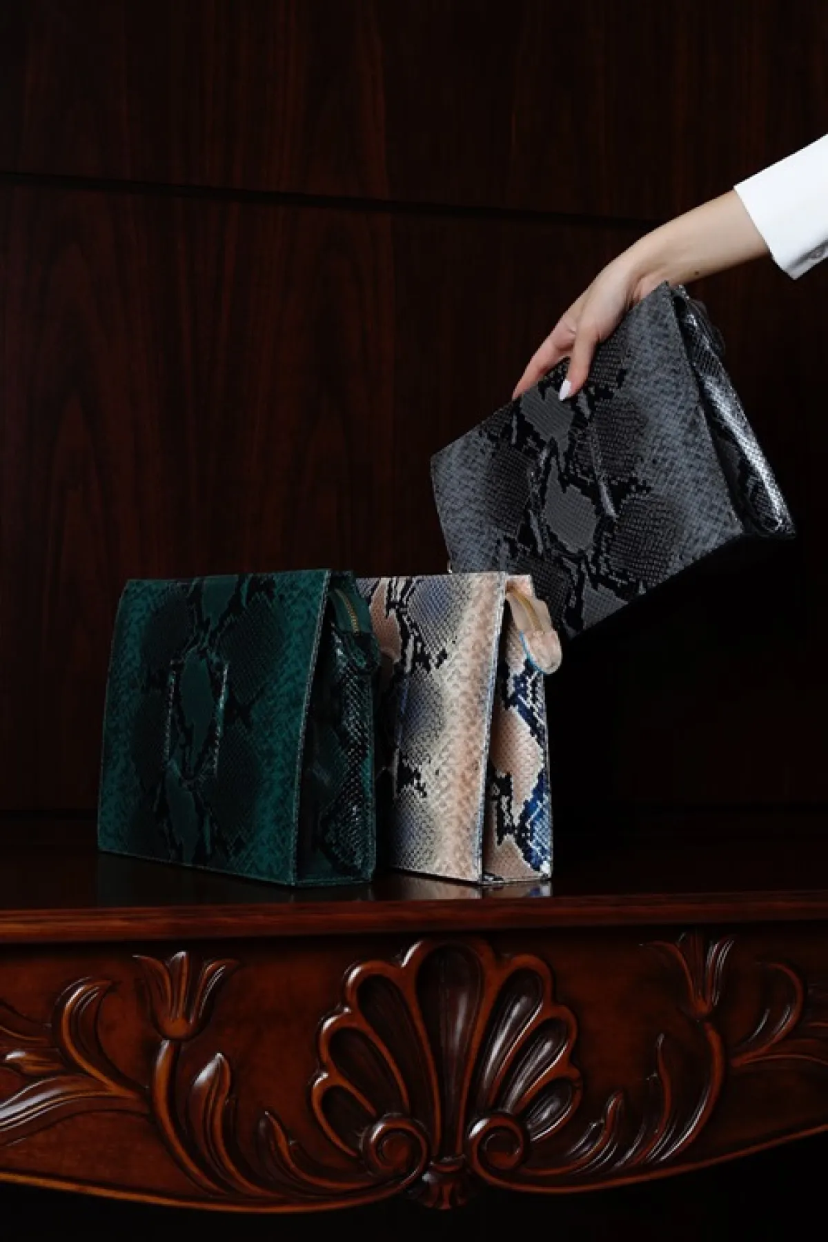 حقائب اليد والتنسيق النهائي  