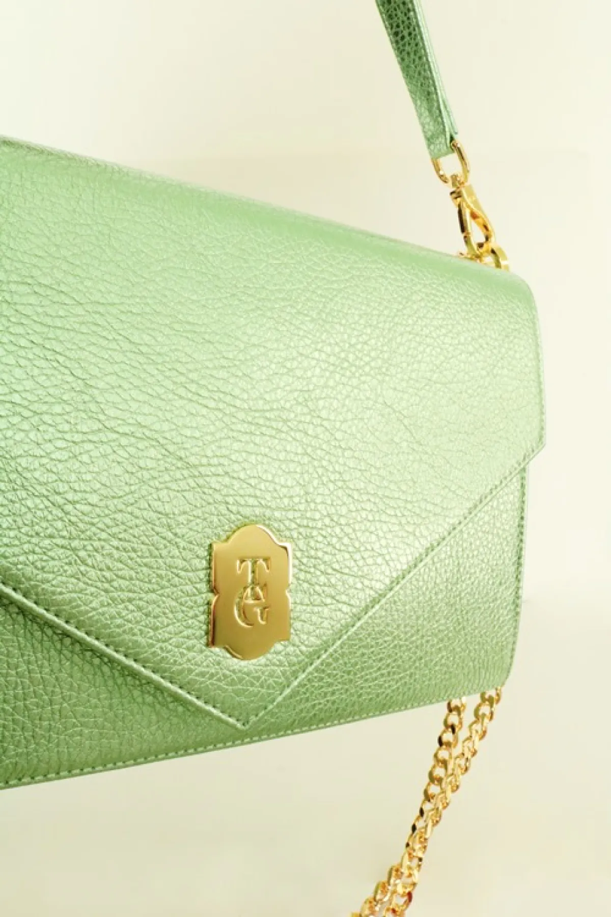 حقيبة خضراء من تصميم ترايسي غزال 