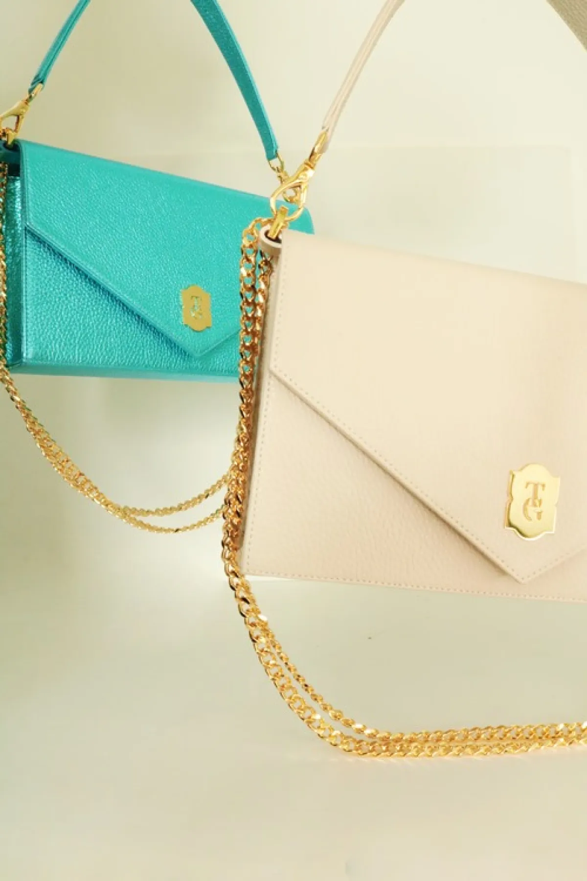 حقائب يد مع سلاسل ذهبية 