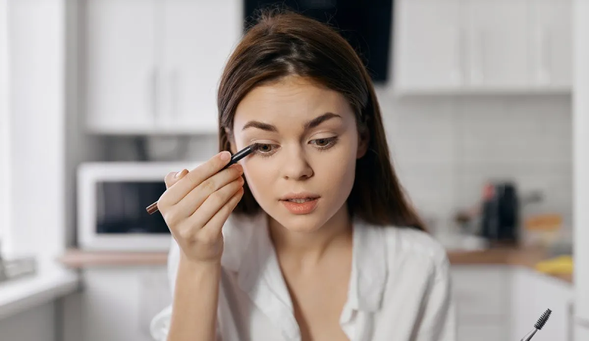 يعد اختيار مستحضرات التجميل المقاومة للماء من أهم الخطوات لمكياج ناجح في الصيف (المصدر: stock.adobe)