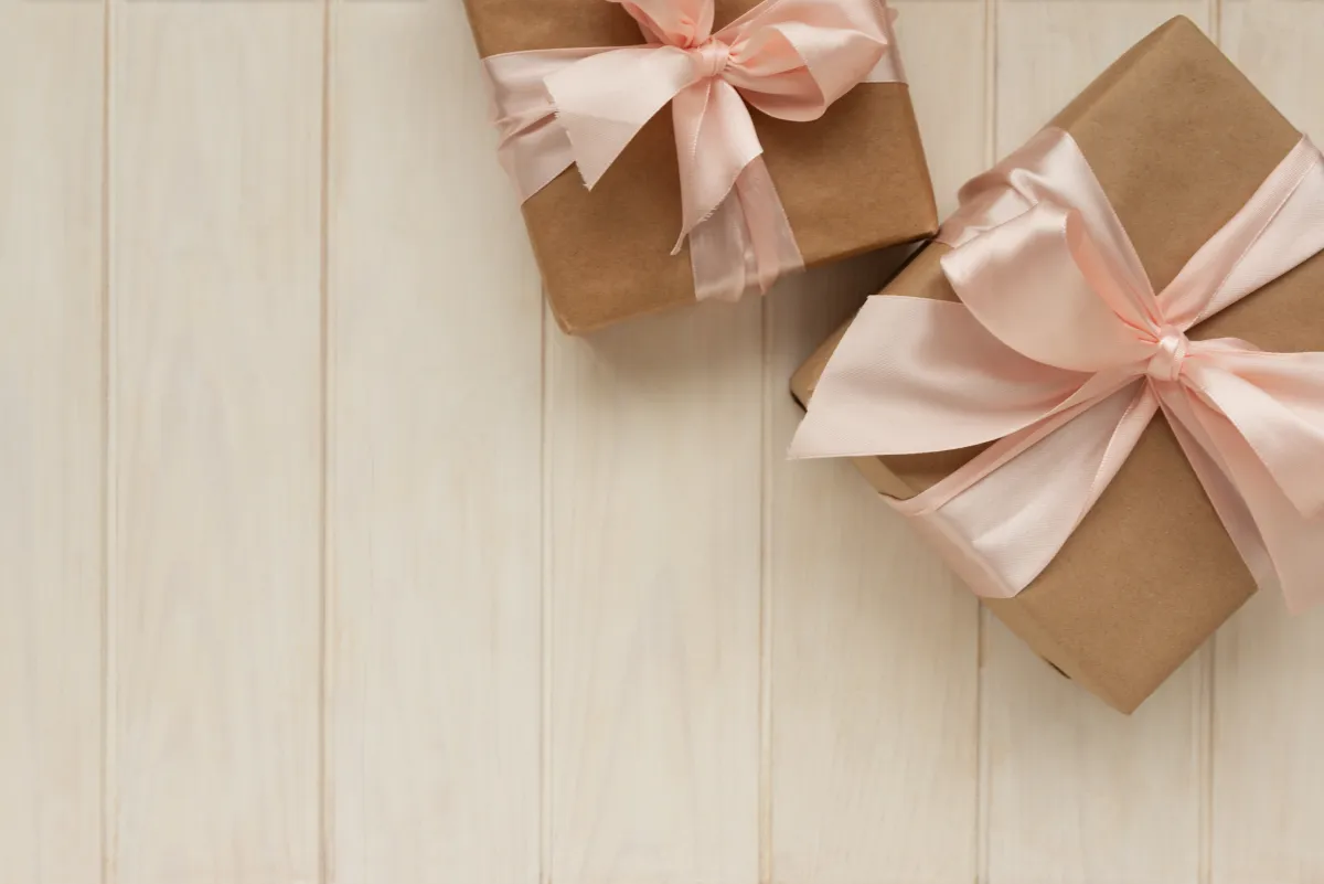 إتيكيت تقديم الهدية المناسبة للعروسين