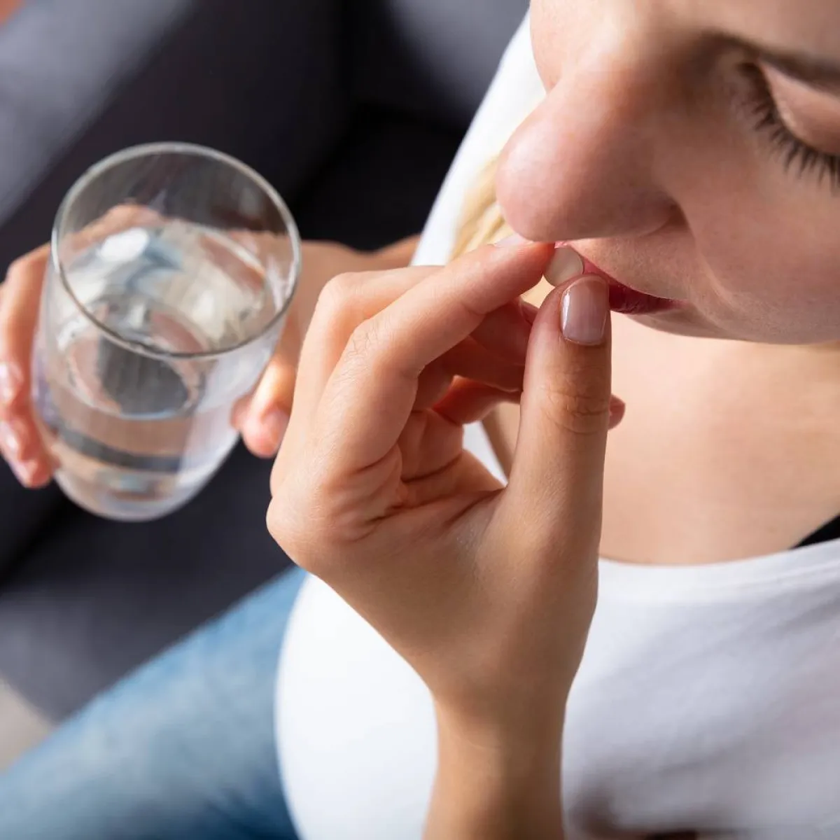 صورة لحامل تتناول المسكنات