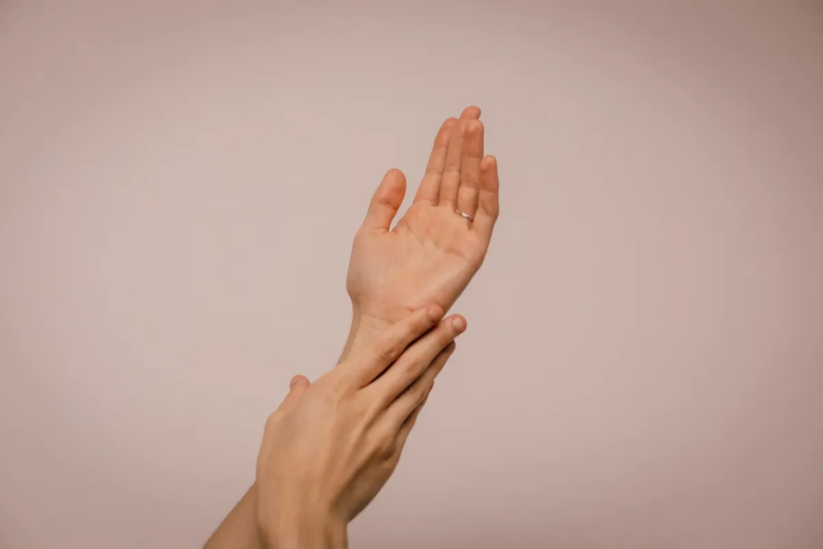 ضعي كريم الحماية من أشعة الشمس على كامل جسمك (المصدر: Pexels)