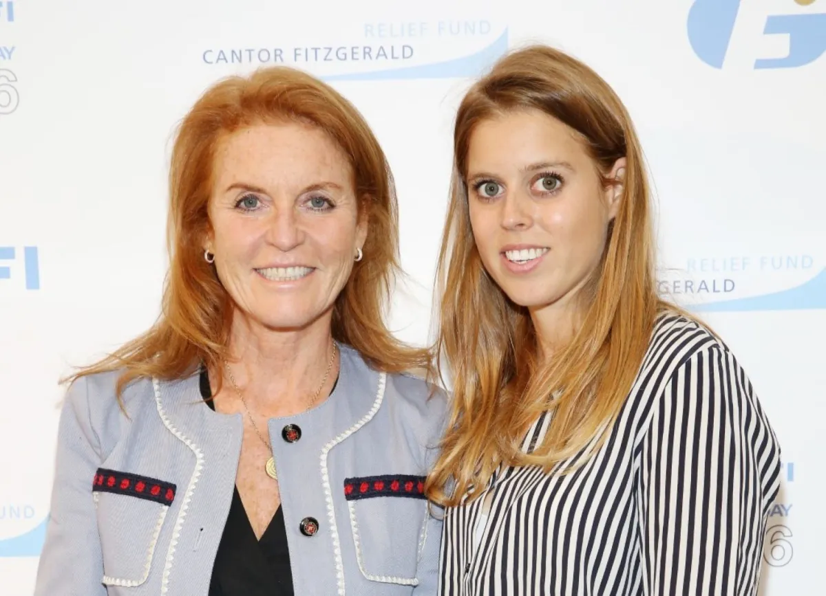 الأميرة بياتريس وسارة فيرغسون (Sarah, Duchess of York and Princess Beatrice of York). مصدر الصورة: Robin Marchant/Getty Images for Cantor Fitzgerald/AFP 