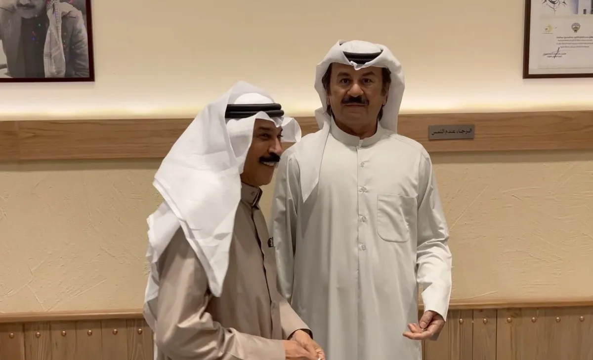 عبدالله الرويشد في الرياض مع مجسم الفنان الراحل عبد الحسن عبد الرضا- الصورة من حسابه على الانستغرام