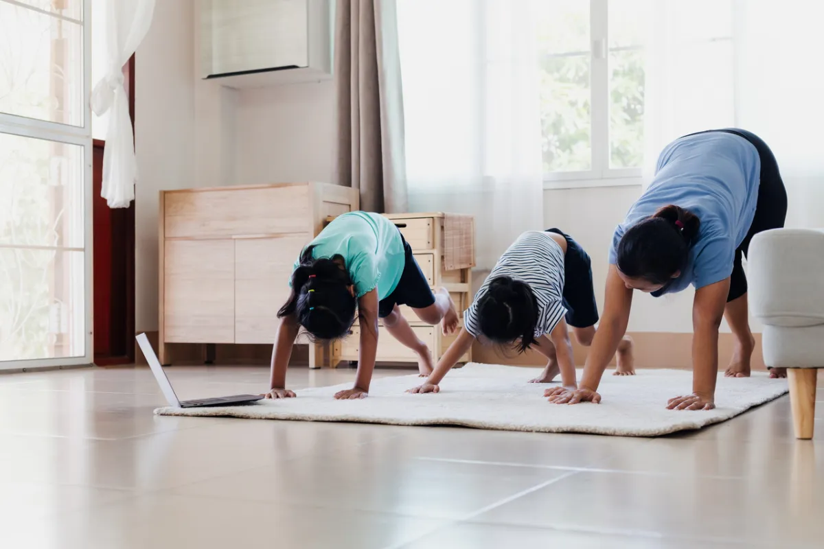 صورة أطفال يمارسون التمارين الرياضية