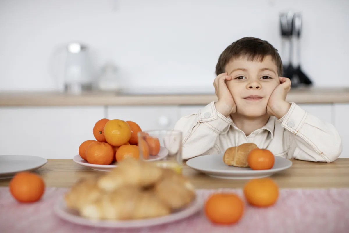 صورة طفل يأكل الماندرين