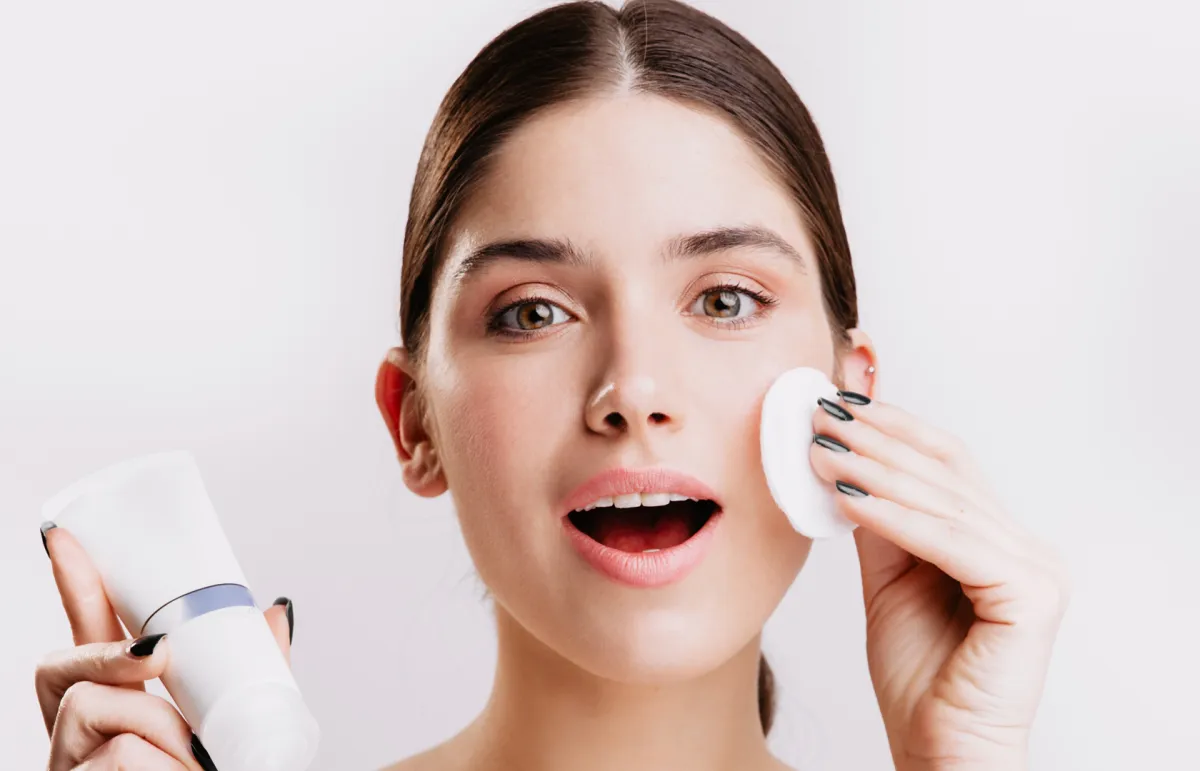 وصفات طبيعية لتنظيف البشرة من المكياج.