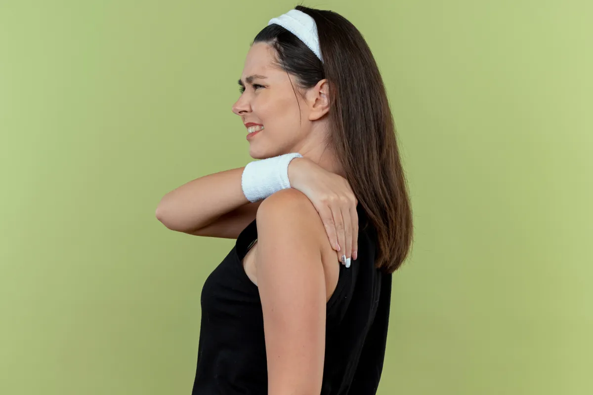 تمارين للتخلص من انحناء الأكتاف