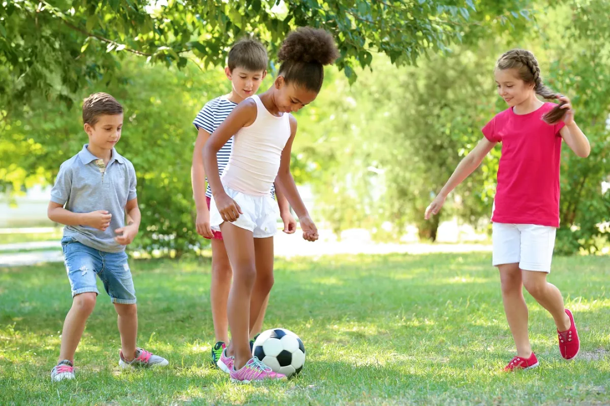 صورة لأطفال يمرحون خارج المنزل