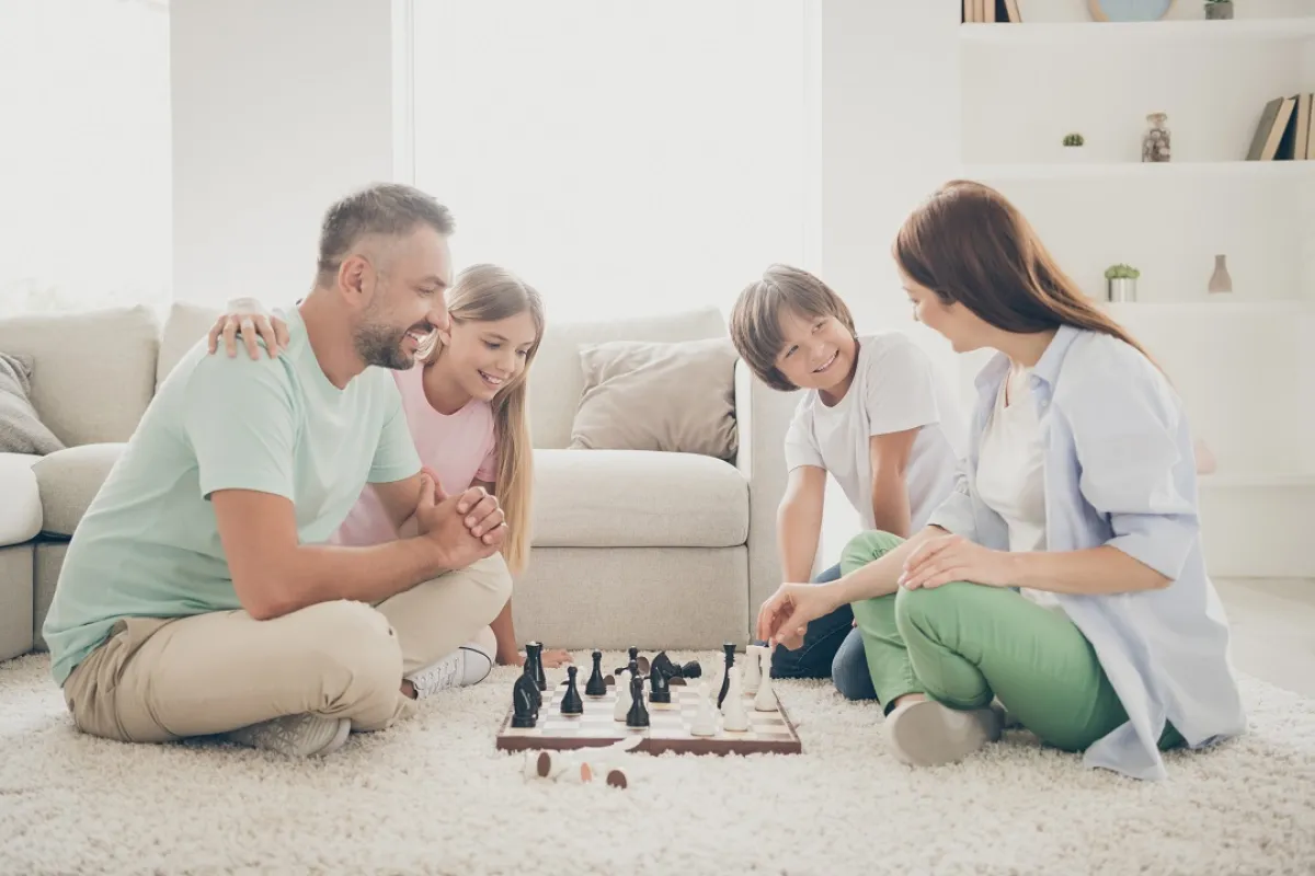 صورة لعائلة مهتمة بالشطرنج
