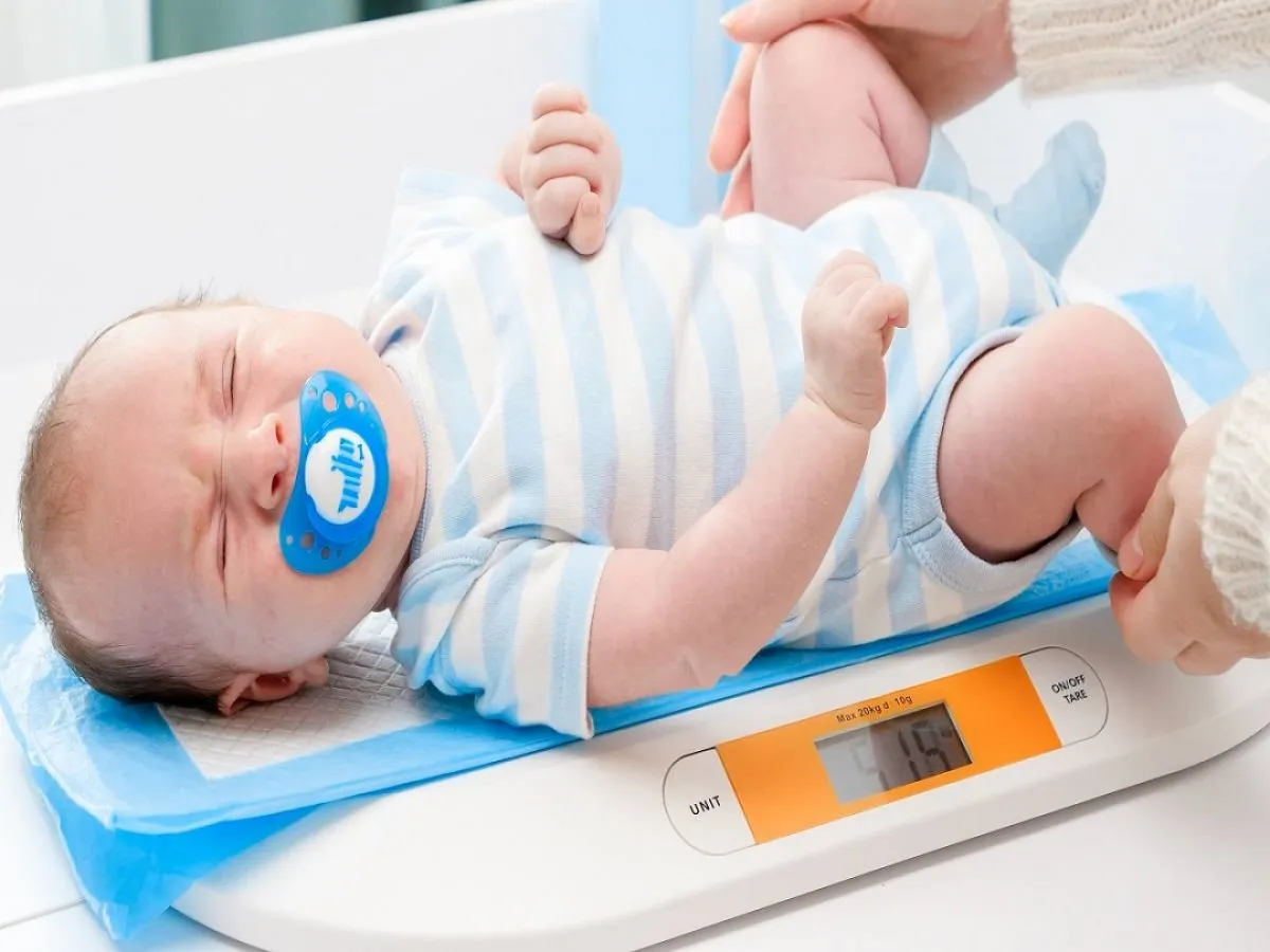 صورة لرضيع على الميزان