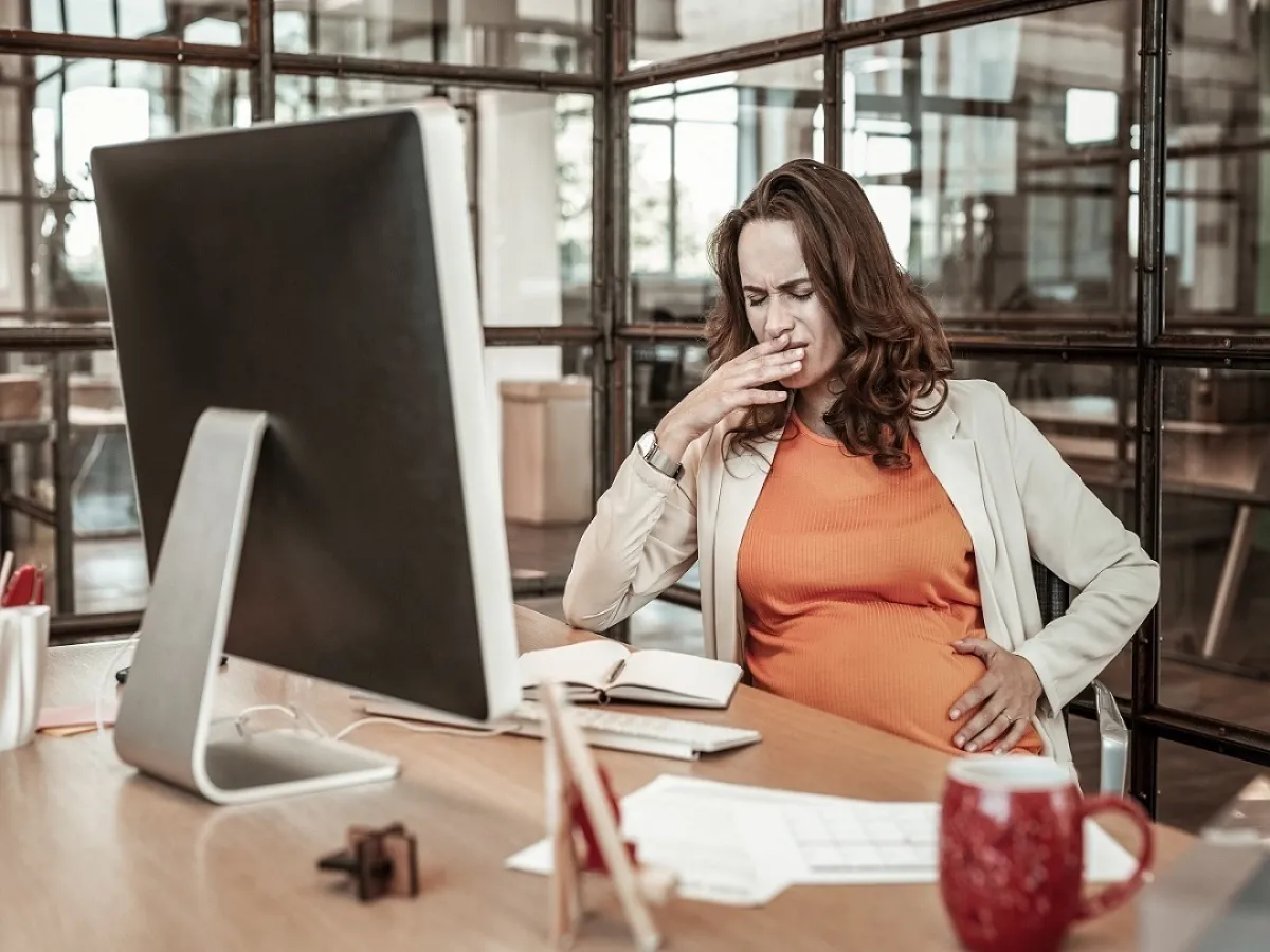 صورة لامرأة حامل تشعر بالألم